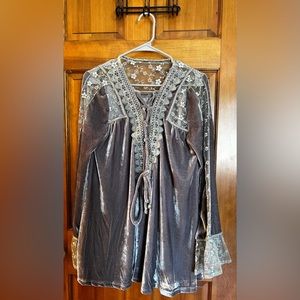 POL brand - No tag Size XL Bohemian style Gray lace detail tie blouse